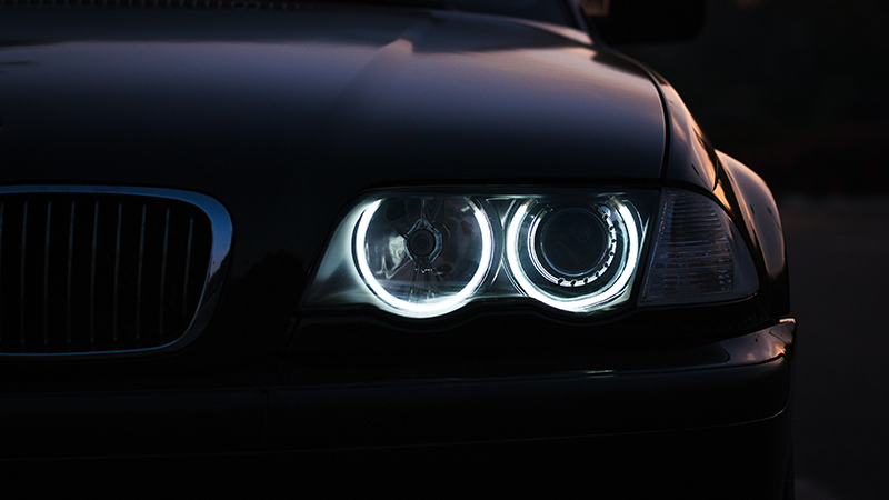 mobil premium tampak lampu depan bagian kiri yang mana kita sudah kenal lampu ini adalah mobil dari BMW