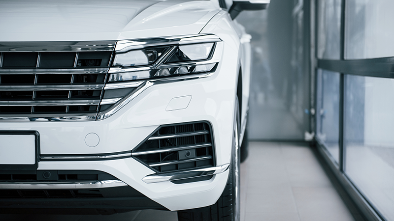 Mobil SUV tampak depan bagian kiri, memperlihatkan kekokohan ketangguhan dari mobil ini dan memperlihatkan kesan misterius