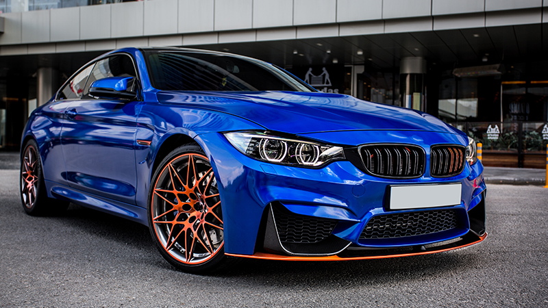 BMW berwarna biru terlihat secara keseluruhan menggambarkan mobil idaman